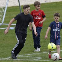 Brooklyn, Romeo y Cruz Beckham, unos auténticos futbolistas entrenando con el PSG