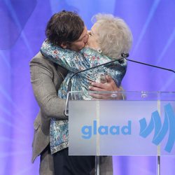 Alex Pettyfer y Betty White besándose en los Glaad Media Awards 2013