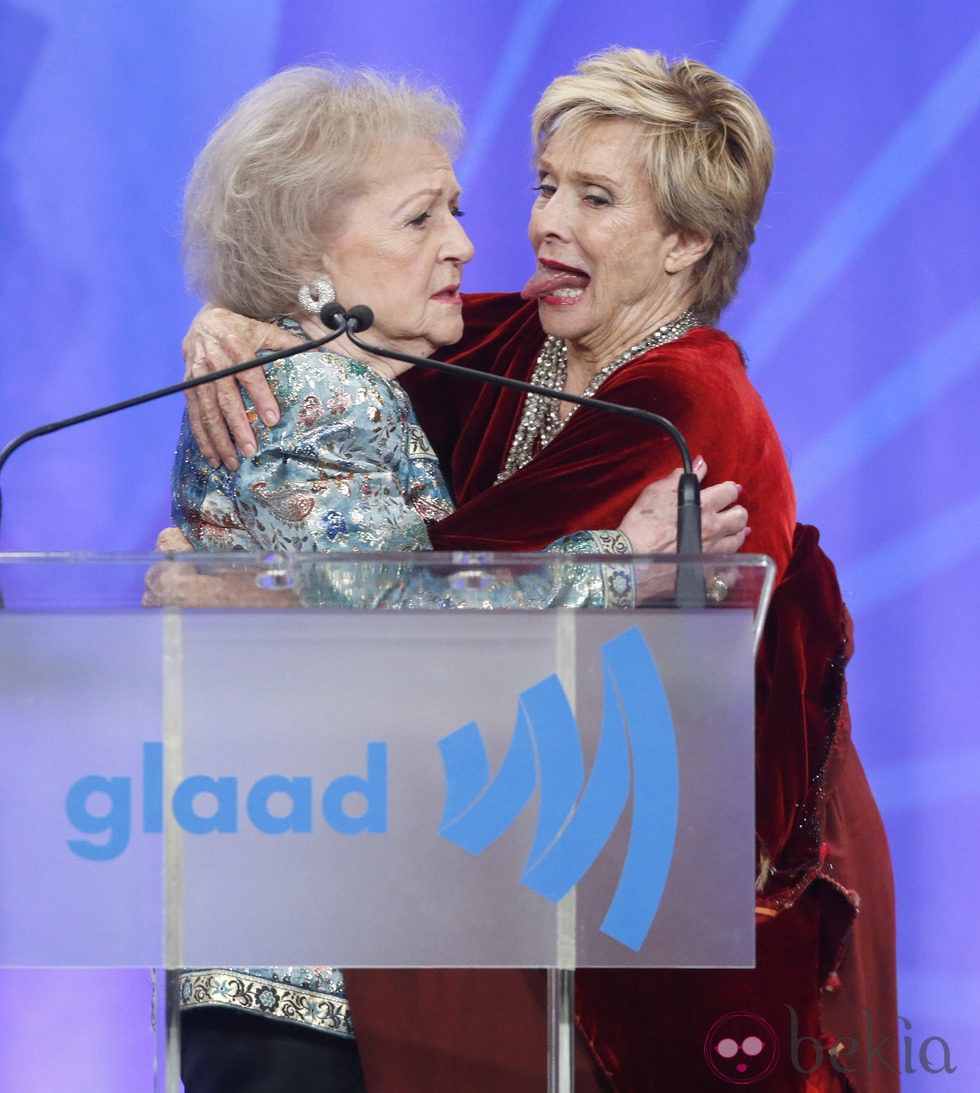 Betty White a punto de besarse con Cloris Leachman en los Glaad Media Awards 2013