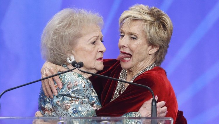 Betty White a punto de besarse con Cloris Leachman en los Glaad Media Awards 2013