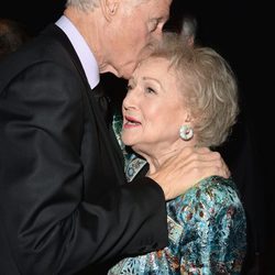 Bill Clinton besa a Betty White en los Glaad Media Awards 2013