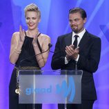 Charlize Theron y Leonardo DiCaprio en los Glaad Media Awards 2013