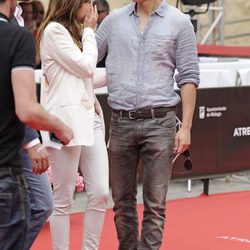 Adriana Ugarte se ríe tras besar a Álex González en el Festival de Málaga 2013