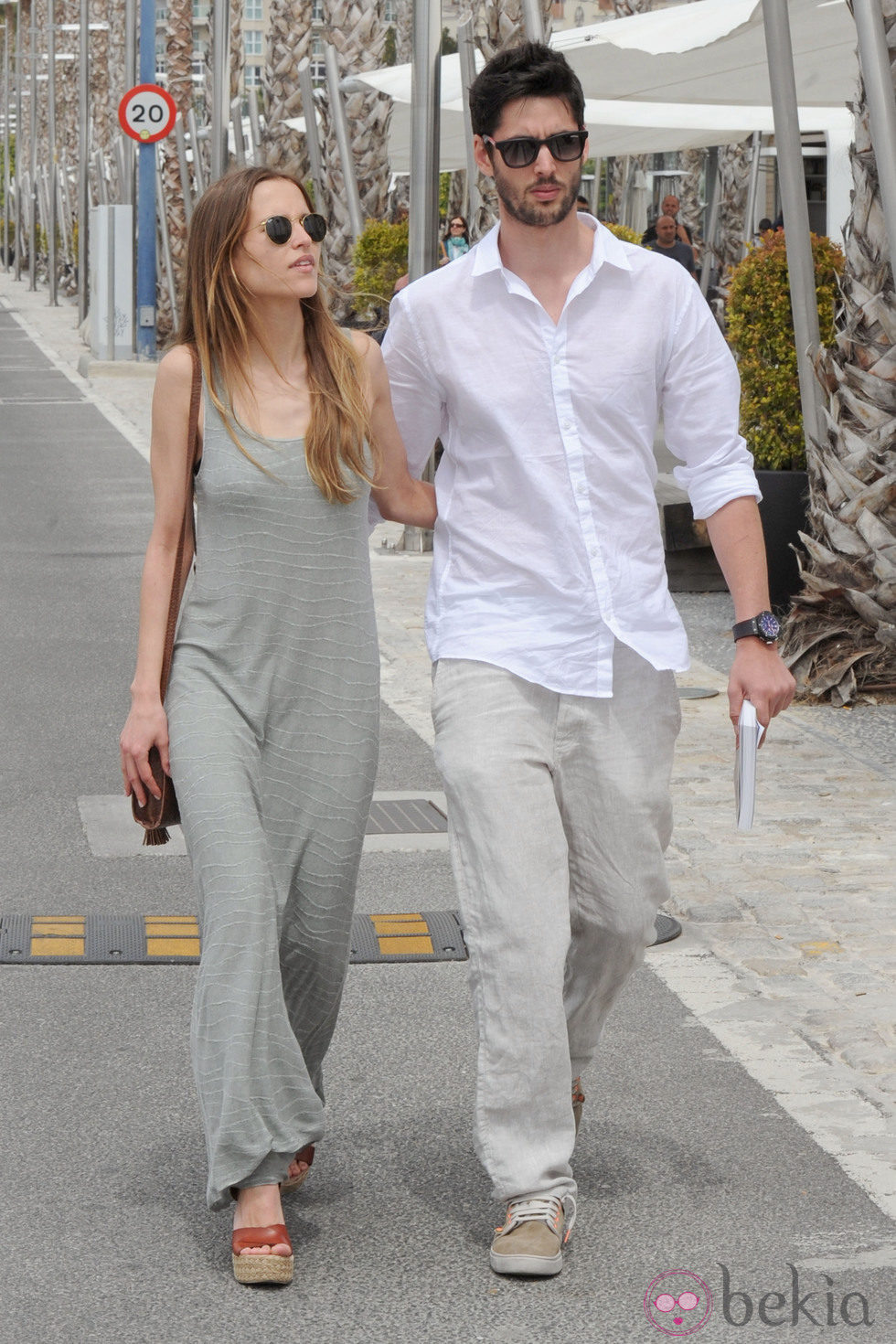 Ana Fernández y Santiago Trancho paseando abrazados por Málaga