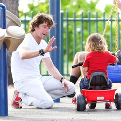 Nicolás Vallejo-Nájera con su hijo Andrea Nicolás en un parque de Miami