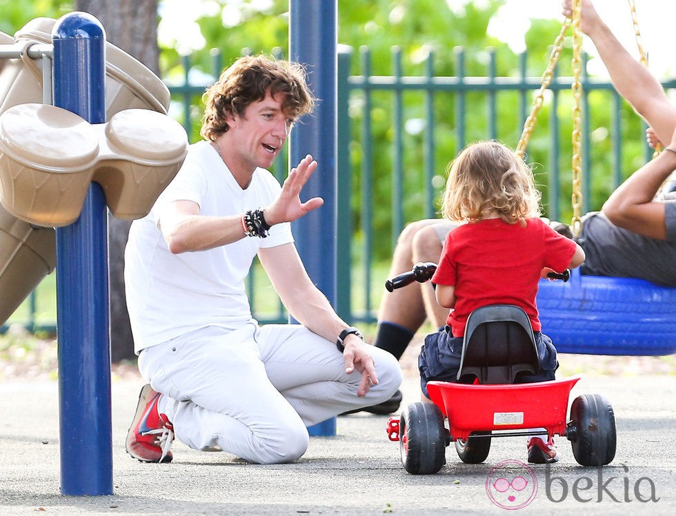 Nicolás Vallejo-Nájera con su hijo Andrea Nicolás en un parque de Miami