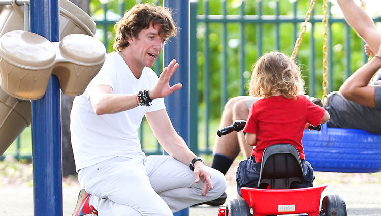 Nicolás Vallejo-Nájera con su hijo Andrea Nicolás en un parque de Miami