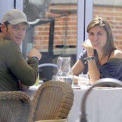 Manu Tenorio y Silvia Casas comiendo en un restaurante de Madrid