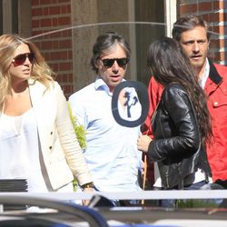 Israel Bayón y su novia Cristina Sainz con Juan Peña a la salida de un restaurante en Madrid