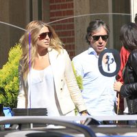 Israel Bayón y su novia Cristina Sainz con Juan Peña a la salida de un restaurante en Madrid