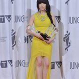 Carly Rae Jepsen posando con sus tres galardones en los Juno Awards 2013