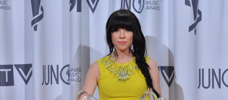 Carly Rae Jepsen posando con sus tres galardones en los Juno Awards 2013