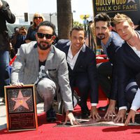 Los Backstreet Boys con su estrella 2.495 en el Paseo de la Fama de Hollywood