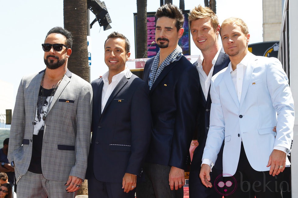 Los Backstreet Boys posan en el Paseo de la Fama de Hollywood