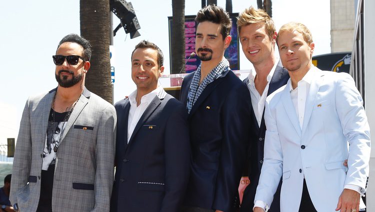 Los Backstreet Boys posan en el Paseo de la Fama de Hollywood