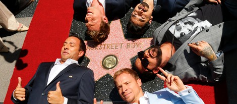 Los Backstreet Boys junto a su estrella del Paseo de la Fama de Hollywood