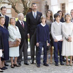 Los Príncipes Felipe y Letizia con José Manuel Caballero Bonald y su familia en el Cervantes 2012