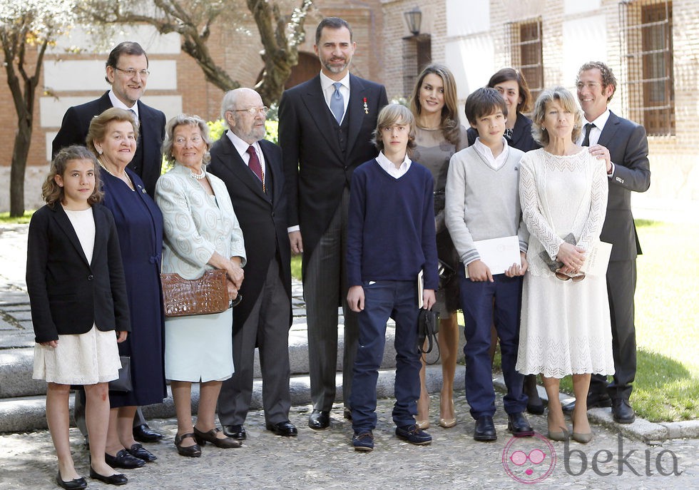 Los Príncipes Felipe y Letizia con José Manuel Caballero Bonald y su familia en el Cervantes 2012