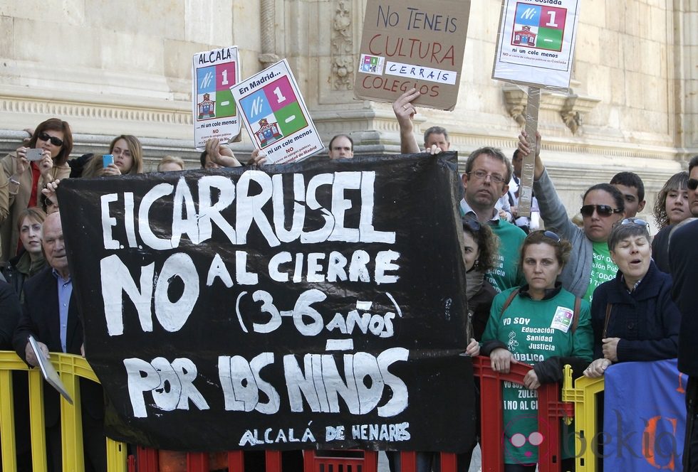 Protestas contra los recortes en la entrega del Premio Cervantes 2012