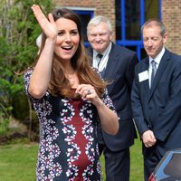 Kate Middleton saluda a su llegada a una escuela de Manchester