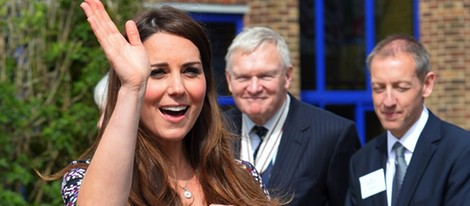 Kate Middleton saluda a su llegada a una escuela de Manchester