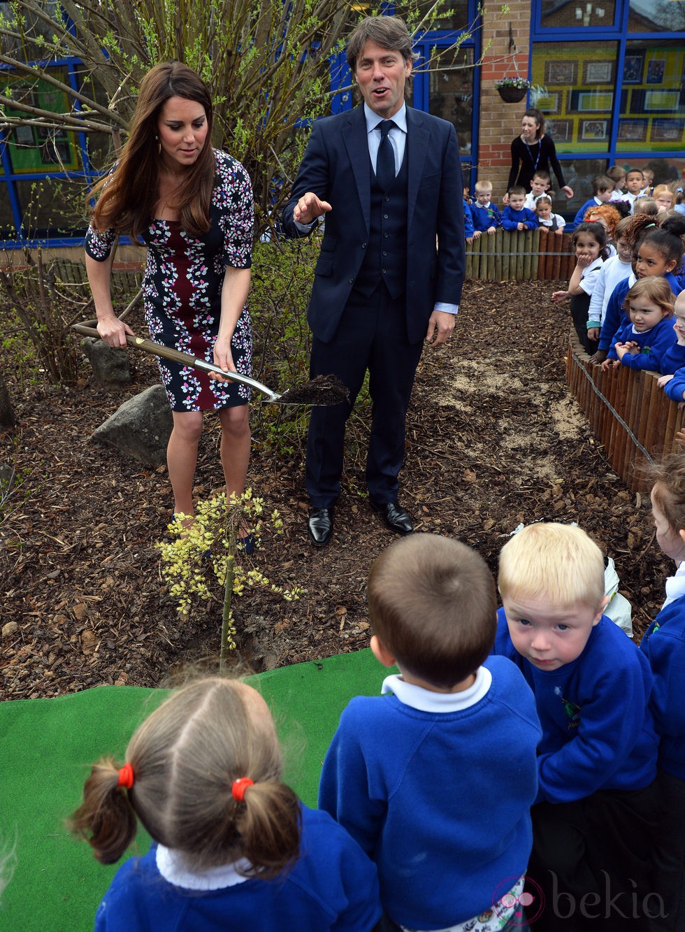 Kate Middleton planta un árbol en una escuela de Manchester