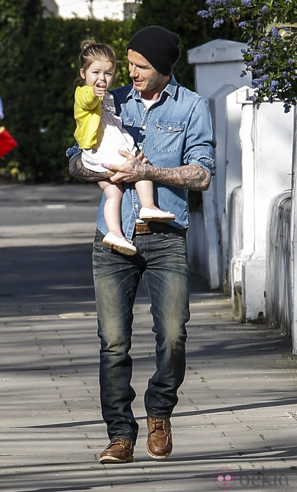 David Beckham lleva en brazos a Harper Seven por Londres