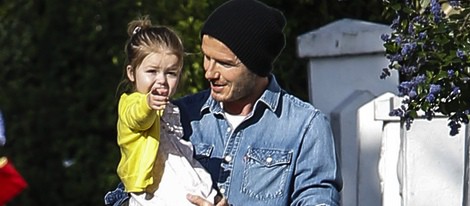 David Beckham lleva en brazos a Harper Seven por Londres