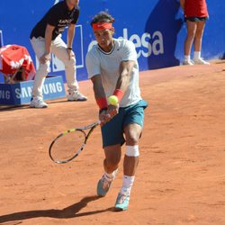 Rafa Nadal disputando un partido en el Conde de Godó 2013