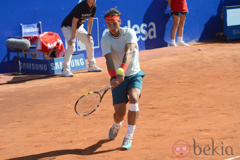 Rafa Nadal disputando un partido en el Conde de Godó 2013