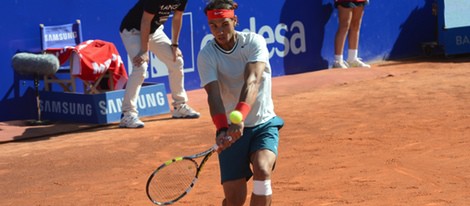 Rafa Nadal disputando un partido en el Conde de Godó 2013