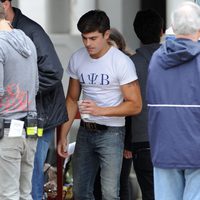 Zac Efron presume de bíceps en el rodaje de 'Townies'