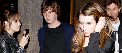 Emma Roberts y Evan Peters en el cumpleaños de Jaime King's