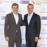 Santi Acosta acompañado en los Premios Iris 2013