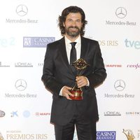 Rodolfo Sancho posando con su galardón en los Premios Iris 2013