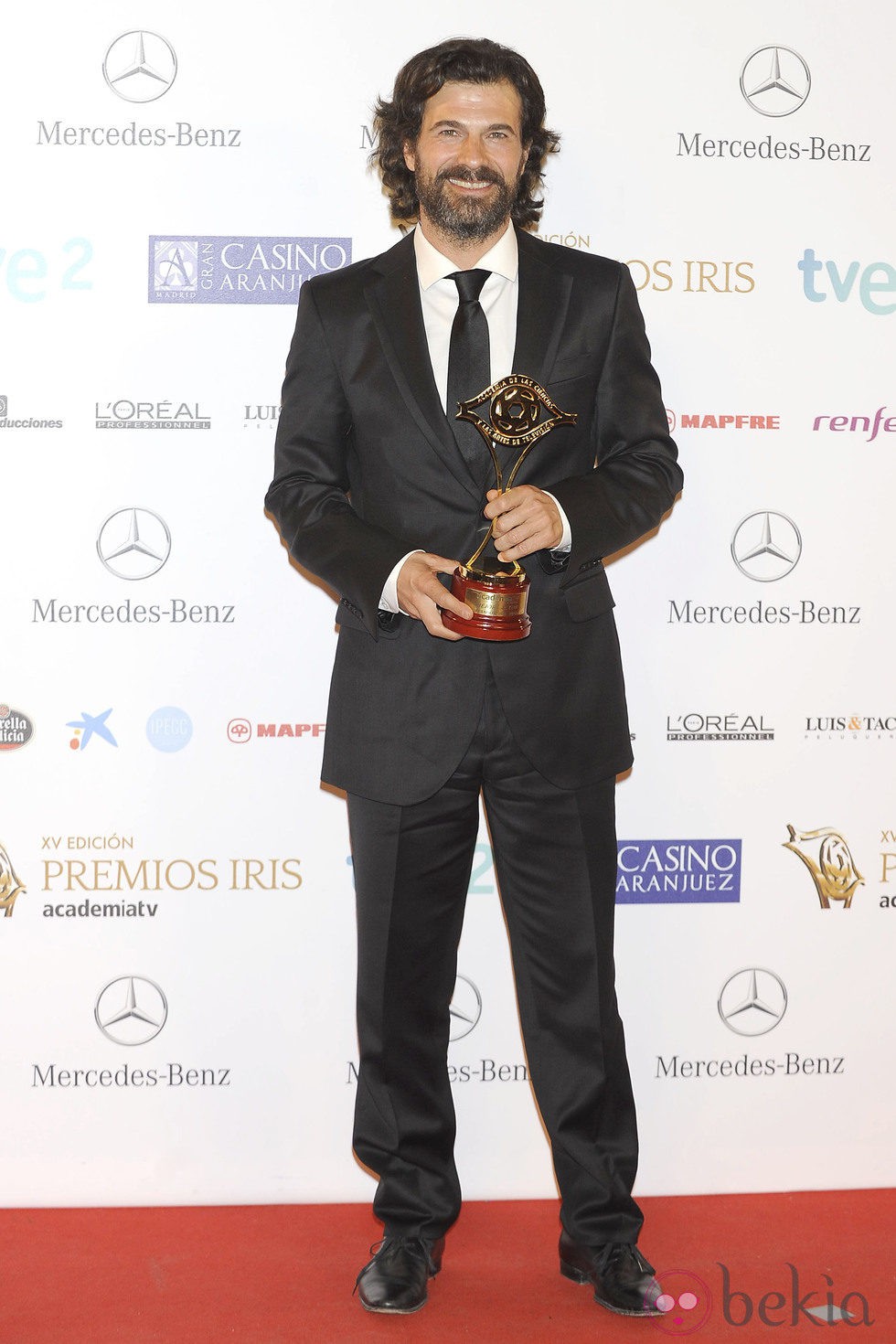 Rodolfo Sancho posando con su galardón en los Premios Iris 2013