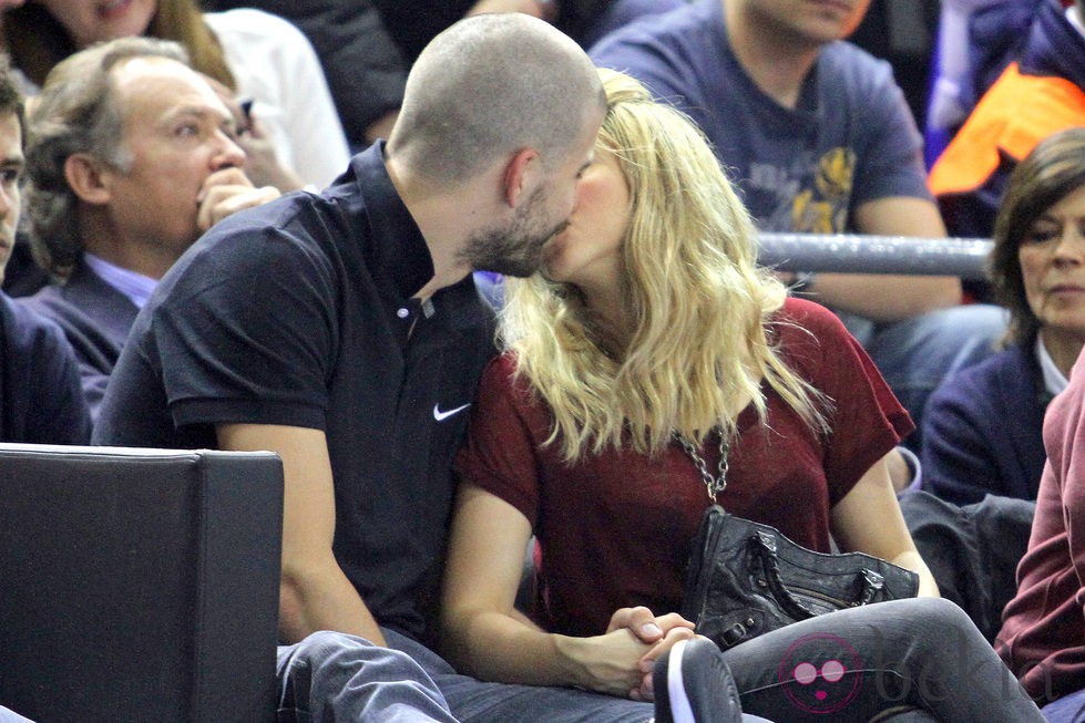 Gerard Piqué y Shakira besándose en un partido del Barça de baloncesto