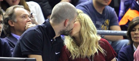 Gerard Piqué y Shakira besándose en un partido del Barça de baloncesto