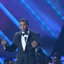 Don Omar con su galardón en los Billboard Latinos 2013