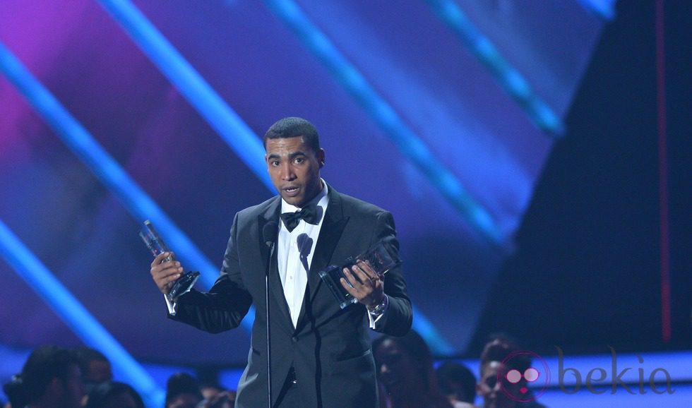 Don Omar con su galardón en los Billboard Latinos 2013