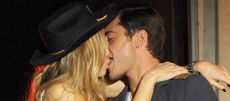 Zac Efron besa a Halston Sage en el rodaje de la película 'Townies'