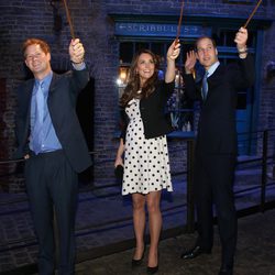 El Príncipe Harry y los Duques de Cambridge con las varitas de Harry Potter