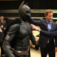 Los Príncipes Guillermo y Harry con Batman en su visita a Warner Bros