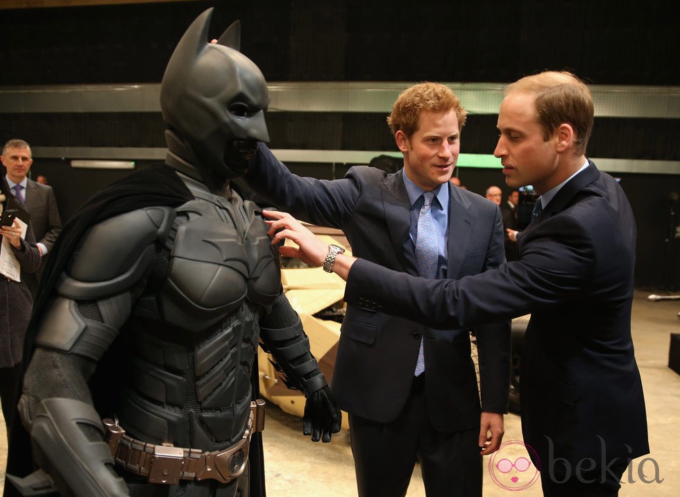 Los Príncipes Guillermo y Harry con Batman en su visita a Warner Bros