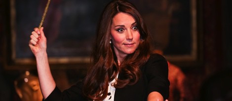 Kate Middleton con una varita de Harry Potter en su visita a Warner Bros