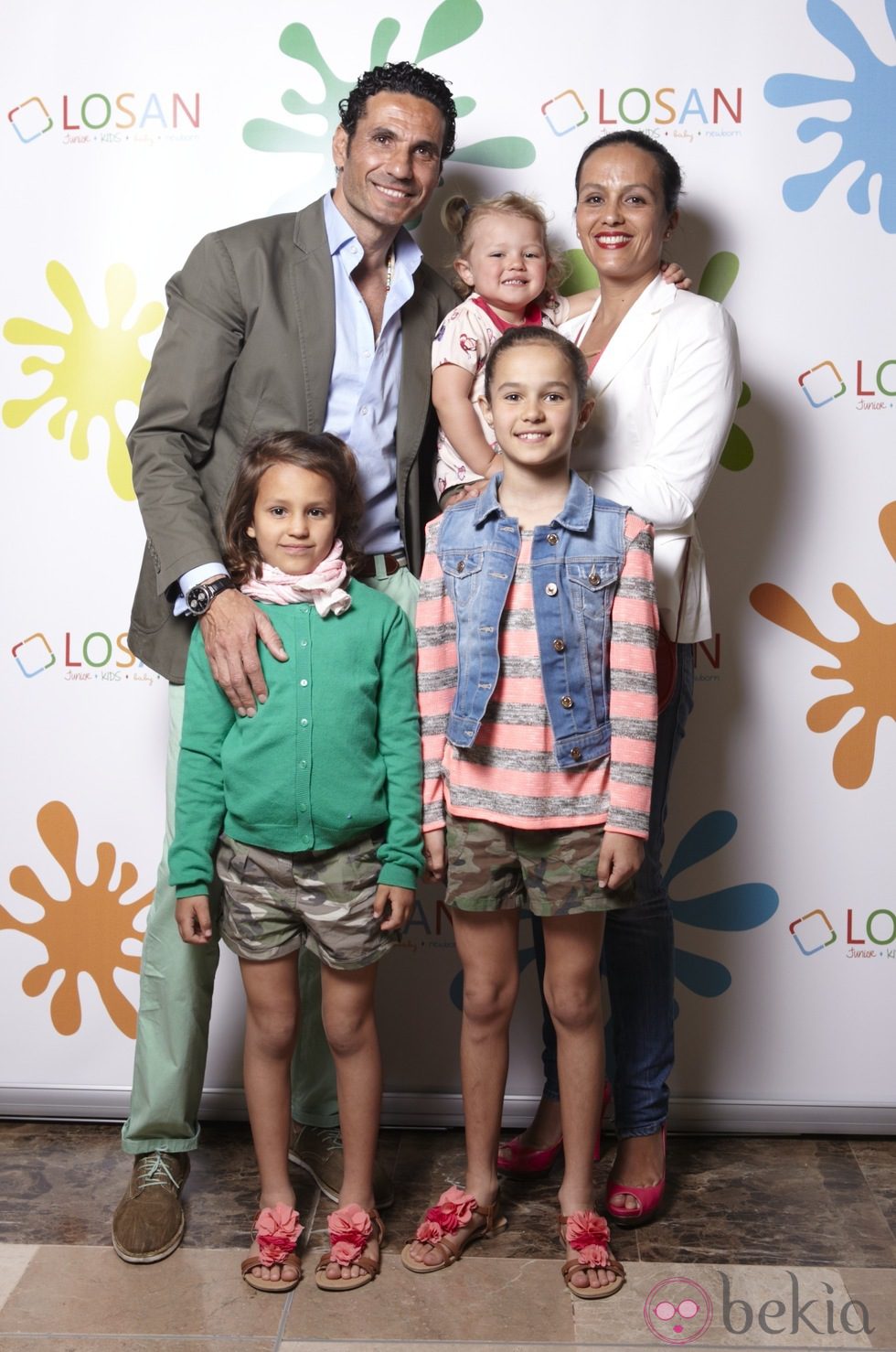 Sandra Álvarez, Óscar Higares y sus hijas en la inauguración de LOSAN KIDS en Madrid