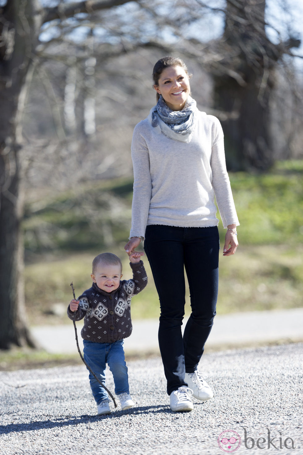 Victoria y Estela de Suecia pasean por los jardines de Haga