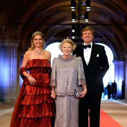 La Reina Beatriz y los príncipes Guillermo y Máxima de Holanda en la cena previa a la abdicación