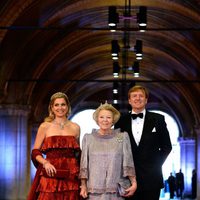 La Reina Beatriz y los príncipes Guillermo y Máxima de Holanda en la cena previa a la abdicación