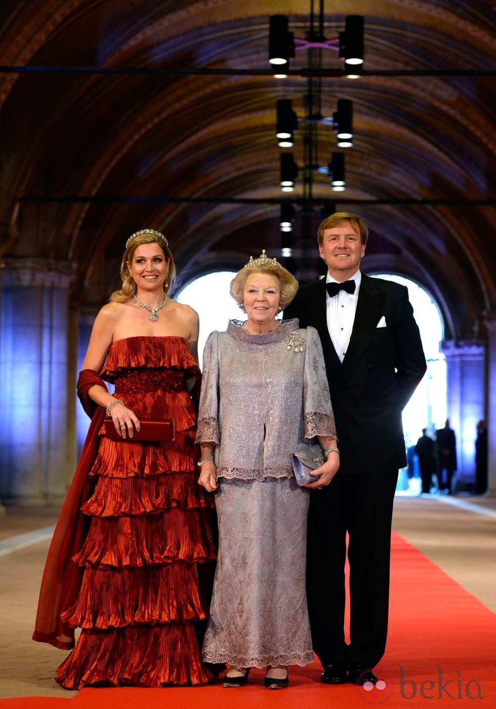 La Reina Beatriz y los príncipes Guillermo y Máxima de Holanda en la cena previa a la abdicación